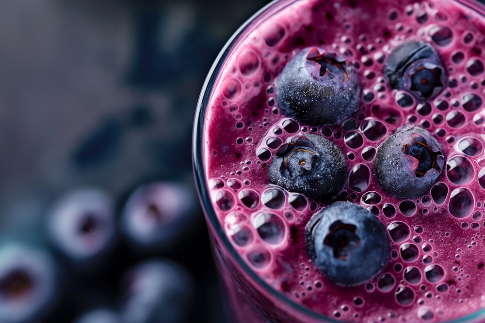 Smoothie od šumskog voća, špinata i bademovog mlijeka