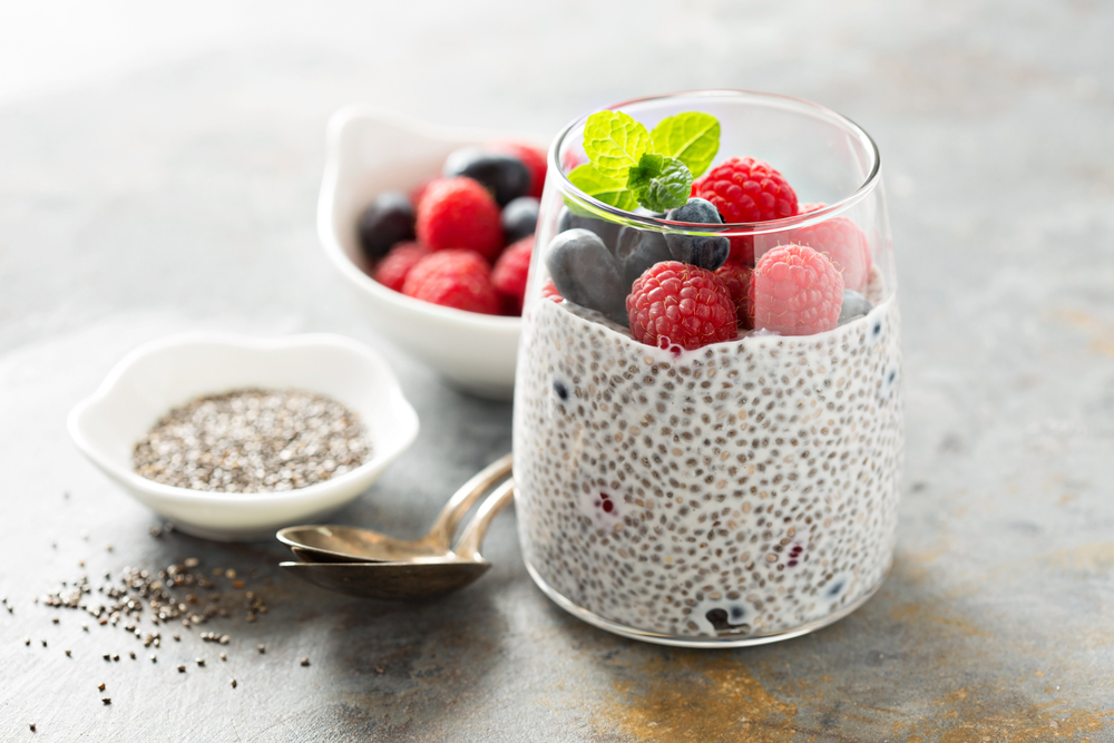 Chia puding s kokosovim mlijekom i bobičastim voćem